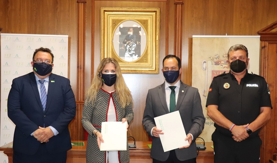 La delegada del Gobierno, el alcalde de Vejer, el director de 112 en Cádiz y el representante de la Policía Local tras la firma del convenio. 